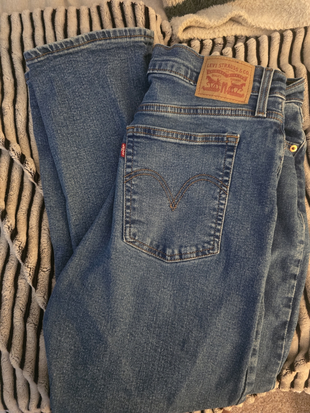 Classic High-Rise Wedgie Straight Women's Jeans (Size 32) - Picture 2 of 8